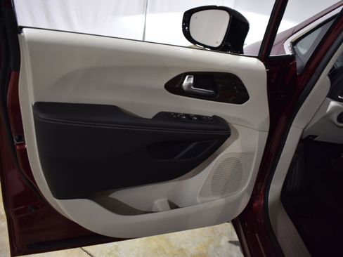 Used 2023 Chrysler Pacifica Limited w/ Trailer Tow Group image 12