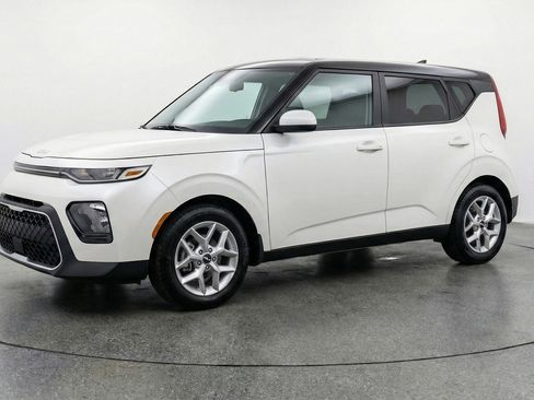 Used 2025 Kia Soul LX w/ LX Technology Package image 3