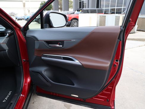 Certified 2024 Toyota Venza XLE image 44