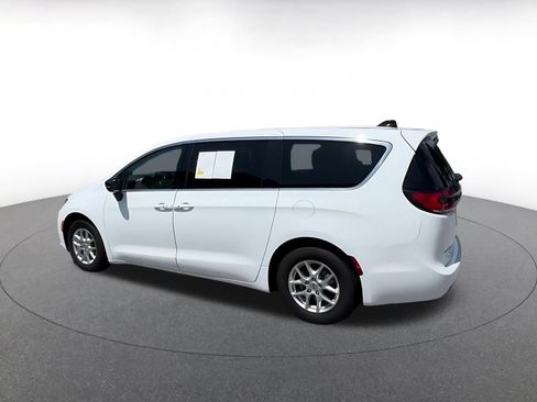 Used 2024 Chrysler Pacifica Touring-L FWD image 10