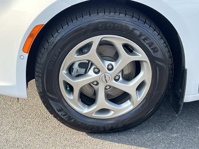 Used 2023 Chrysler Pacifica Limited FWD image 11