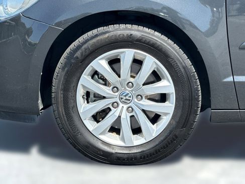 Used 2012 Volkswagen Routan SE FWD image 11