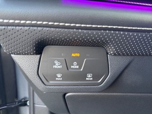 Used 2024 Volkswagen Atlas Cross Sport SEL Premium R-Line image 17