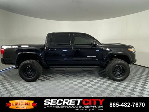 Used 2017 Toyota Tacoma TRD Sport w/ Tow Package (A/T) AWD/4WD image 8