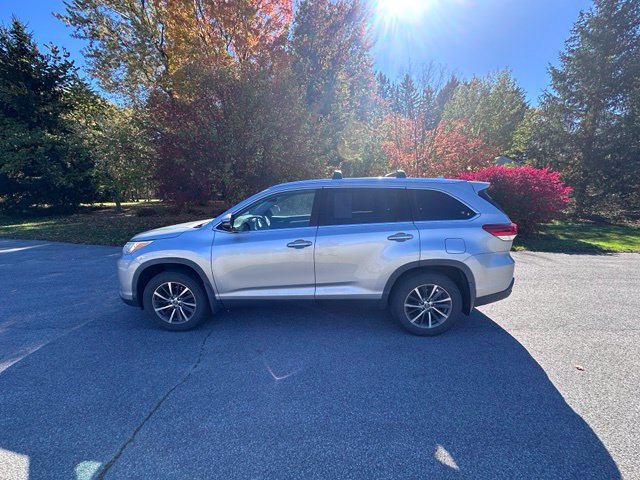 Used 2019 Toyota Highlander XLE AWD/4WD image 6