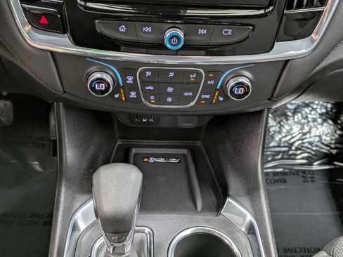 Used 2022 Chevrolet Traverse LT image 37