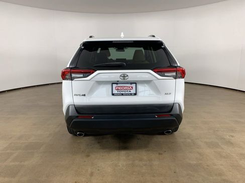 Used 2020 Toyota RAV4 XLE Premium FWD image 10
