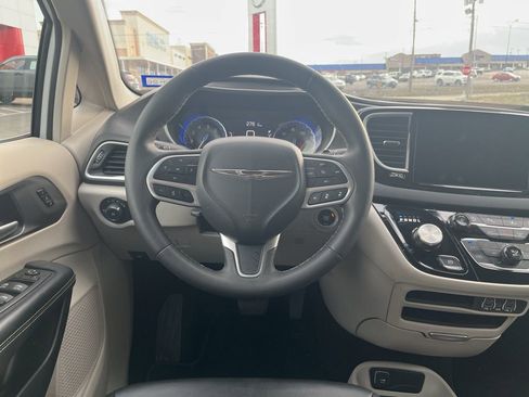 Used 2024 Chrysler Pacifica Touring-L image 25