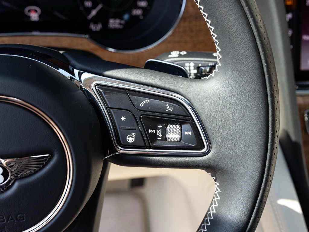 Used 2025 Bentley Bentayga AWD/4WD image 39