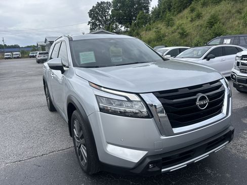 Used 2022 Nissan Pathfinder SL w/ SL Premium Package FWD image 9
