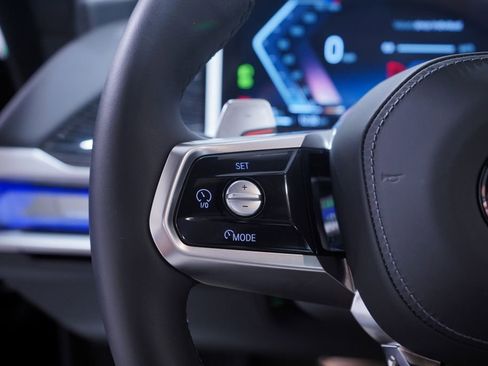 Used 2025 BMW 740i w/ Premium Package image 19