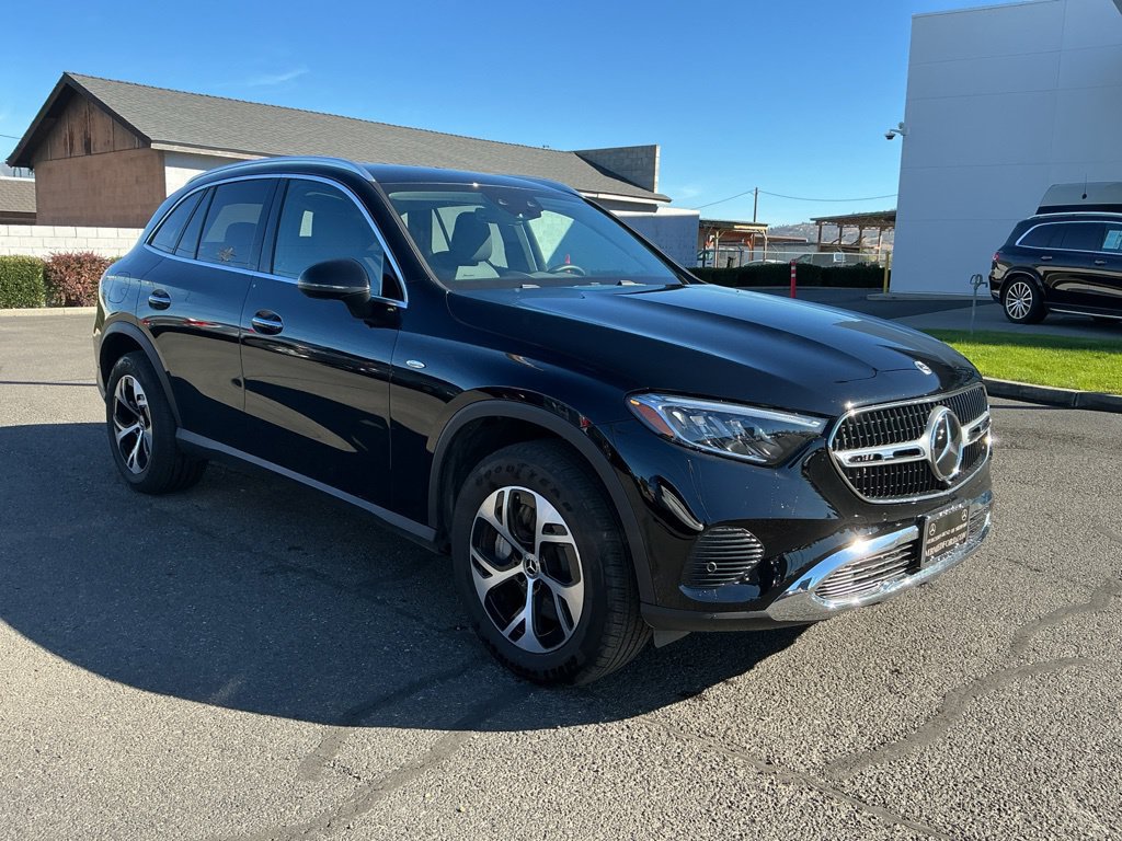 Used 2025 Mercedes-Benz GLC 350e 4MATIC w/ Driver Assistance Package image 4