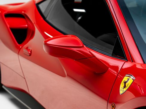 Used 2018 Ferrari 488 GTB RWD image 22