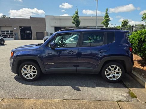 Used 2017 Jeep Renegade Latitude FWD image 4