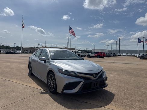 Used 2022 Toyota Camry SE FWD image 2