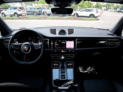 Used 2026 Porsche Macan AWD/4WD image 29