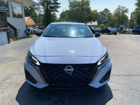 Used 2023 Nissan Altima 2.5 SR w/ SR Premium Package FWD image 2