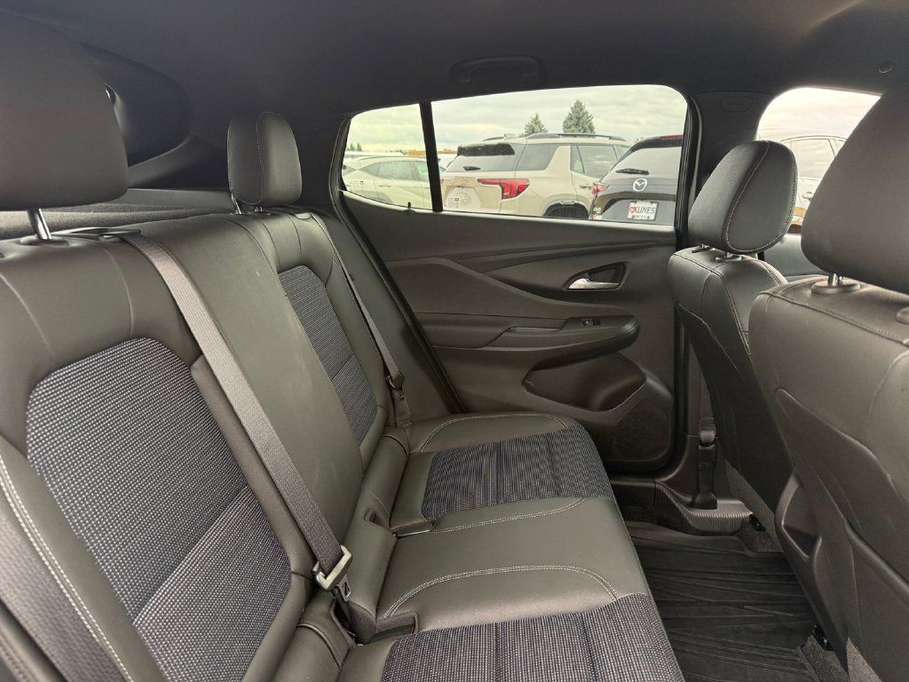 Used 2025 Buick Envista Preferred FWD image 38