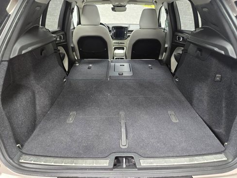 Used 2024 Volvo XC40 B5 Plus image 44