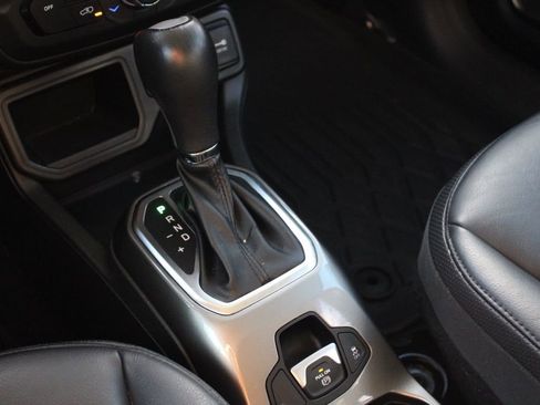 Used 2018 Jeep Renegade Limited image 27