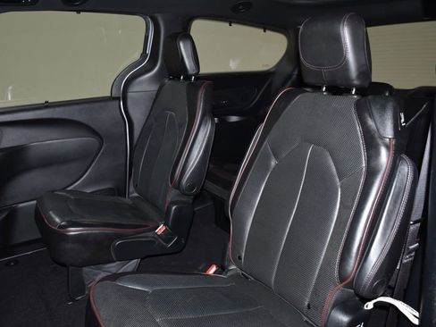 Used 2020 Chrysler Pacifica Limited image 27