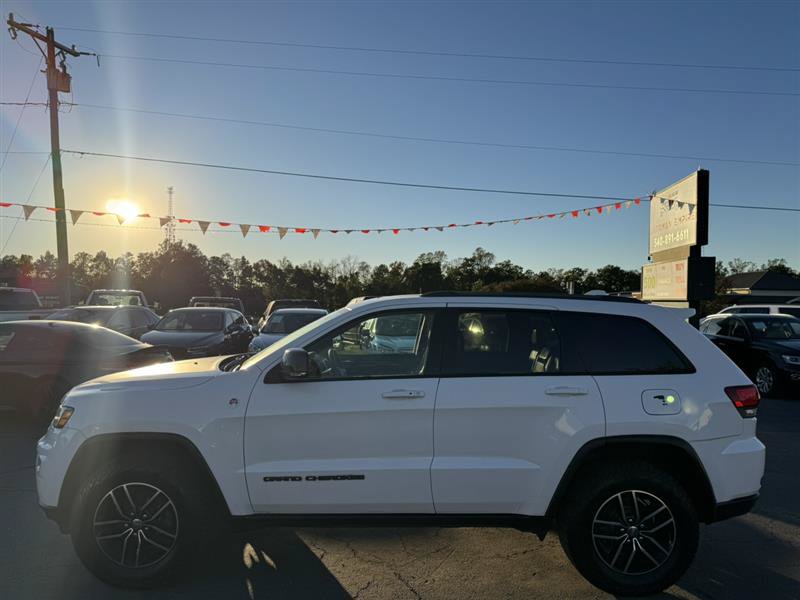 Used 2017 Jeep Grand Cherokee Trailhawk AWD/4WD image 4