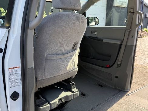 Used 2016 Toyota Sienna LE FWD image 16