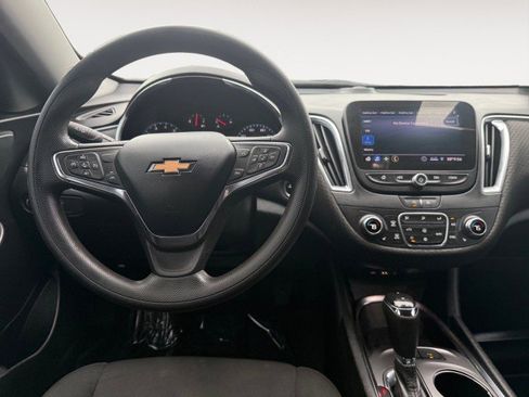Used 2020 Chevrolet Malibu LT image 2