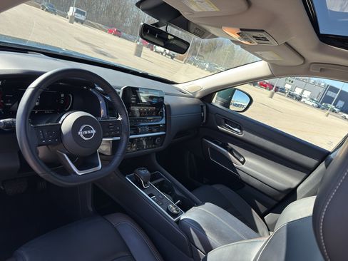 Used 2024 Nissan Pathfinder Platinum w/ Cargo Package image 25