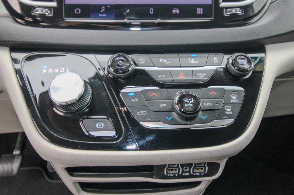 Used 2024 Chrysler Pacifica Touring-L FWD image 27