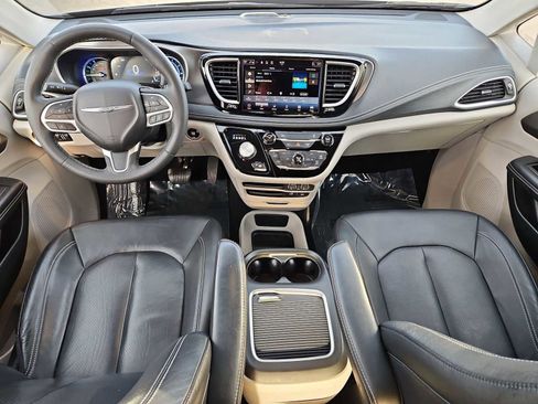 Used 2022 Chrysler Pacifica Touring-L image 16