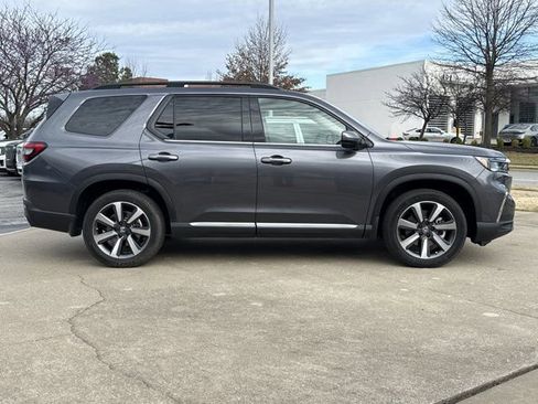 Used 2025 Honda Pilot Touring image 2
