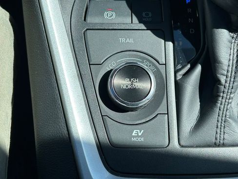 Used 2023 Toyota RAV4 SE image 28