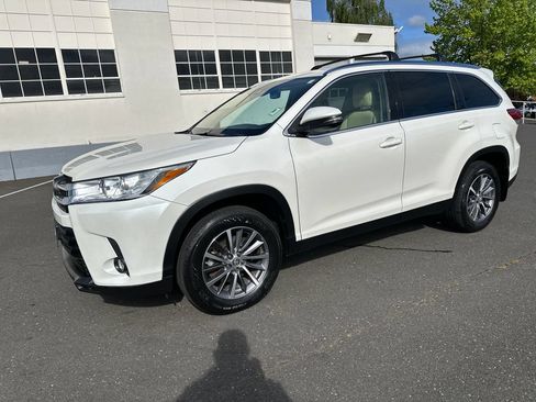 Used 2019 Toyota Highlander XLE AWD/4WD image 2
