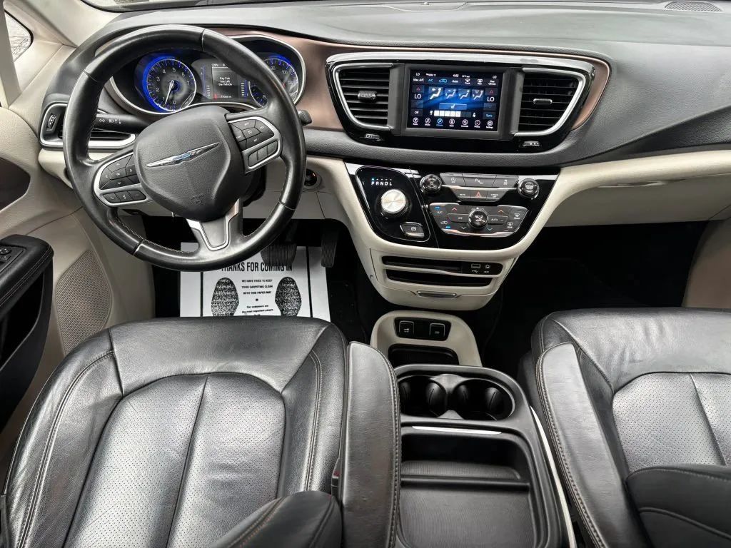 Used 2018 Chrysler Pacifica Touring-L FWD image 19