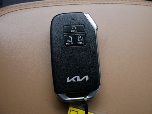 Used 2024 Kia Carnival LX image 30