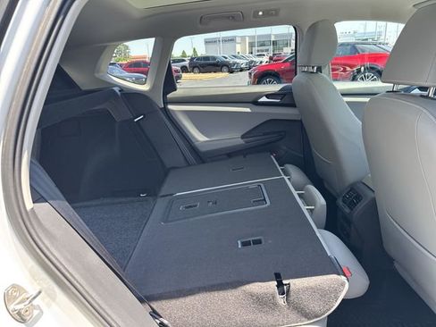 Used 2023 Volkswagen Taos SE w/ Panoramic Sunroof Package FWD image 16