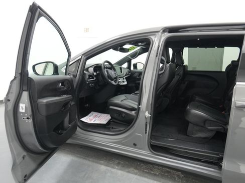 Used 2025 Chrysler Pacifica Select FWD image 25