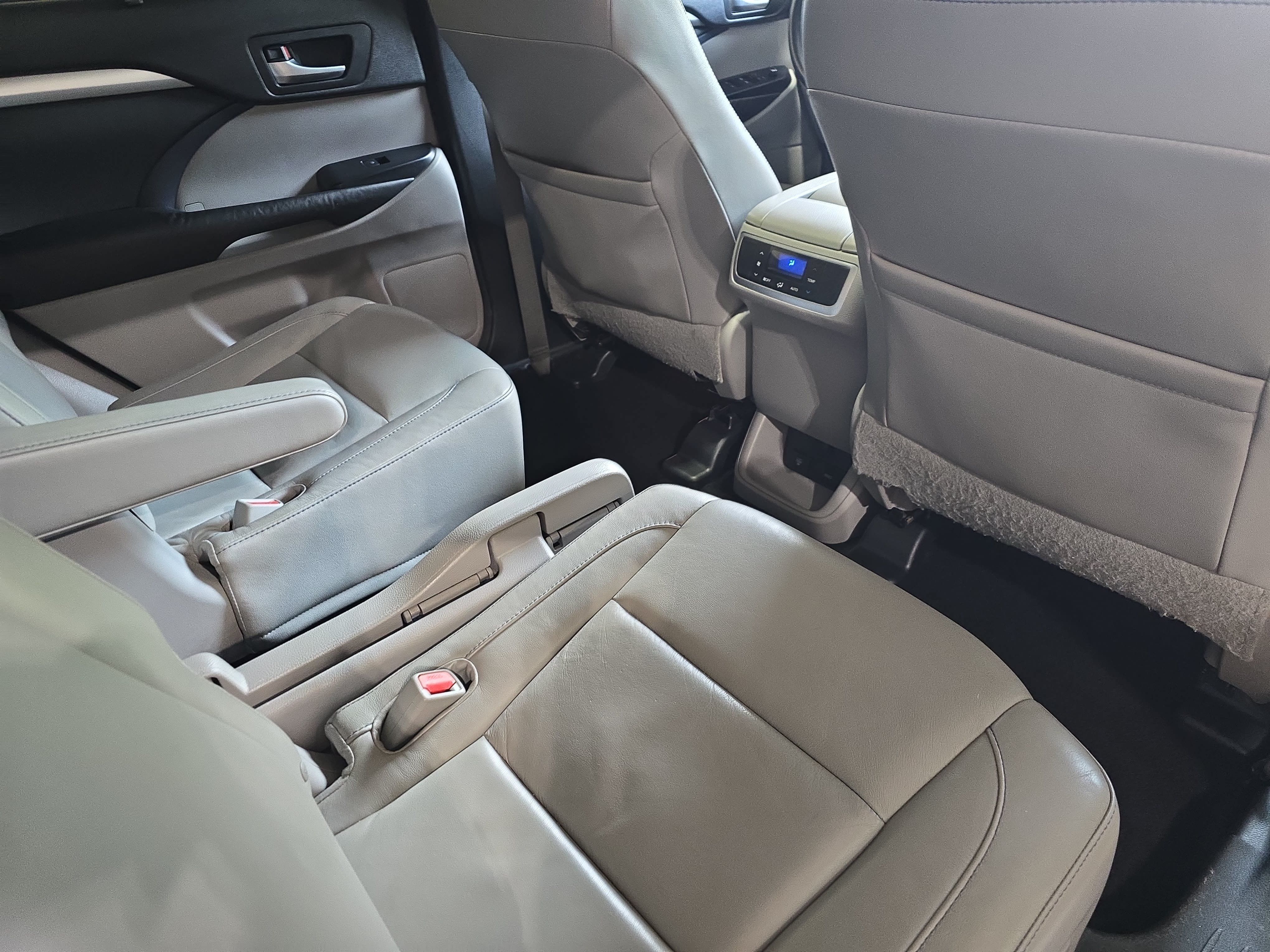 Used 2015 Toyota Highlander XLE FWD image 11