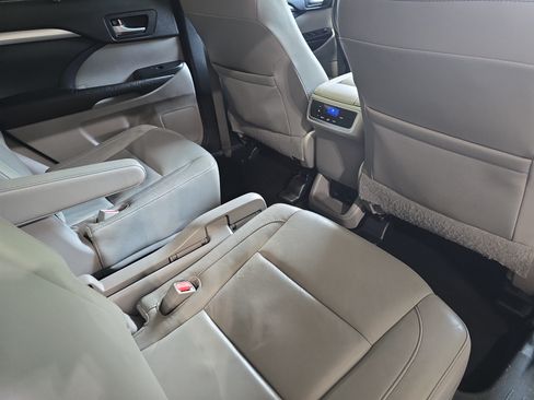 Used 2015 Toyota Highlander XLE FWD image 11