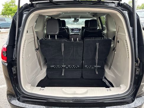 Used 2023 Chrysler Pacifica Touring-L FWD image 3