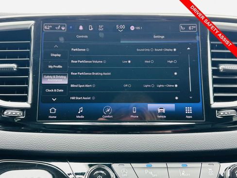 Used 2023 Chrysler Pacifica Touring-L FWD image 8