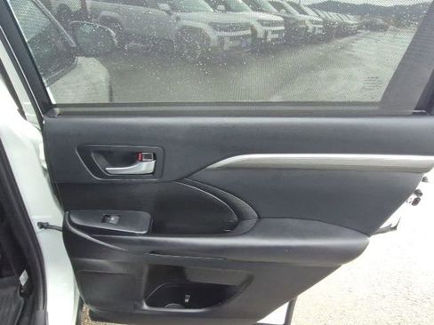 Used 2019 Toyota Highlander SE image 20