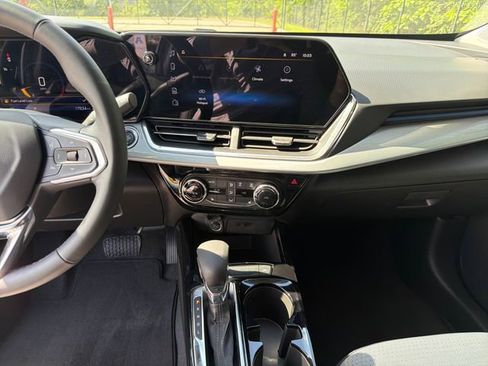 Used 2025 Chevrolet Trax LT w/ LT Convenience Package FWD image 20