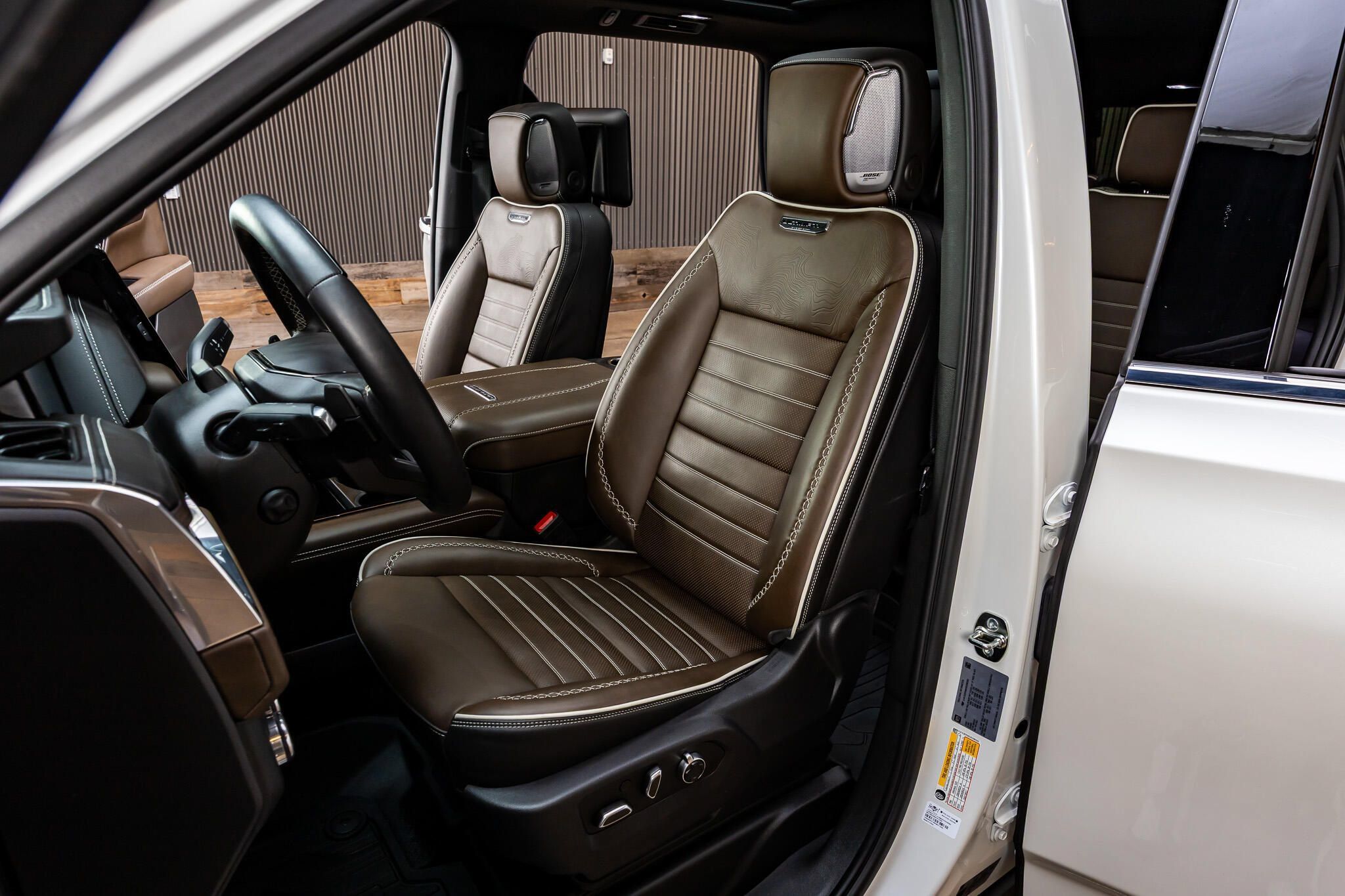 Used 2025 GMC Yukon Denali Ultimate w/ LPO, Floor Liner Package AWD/4WD image 27