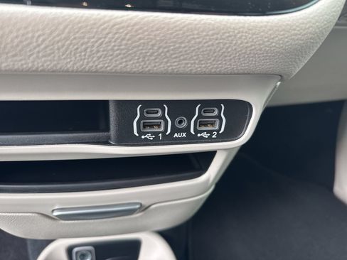 Used 2024 Chrysler Pacifica Limited FWD image 30