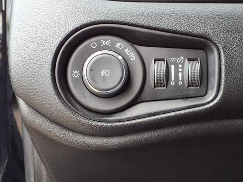 Used 2018 Jeep Renegade Latitude AWD/4WD image 23