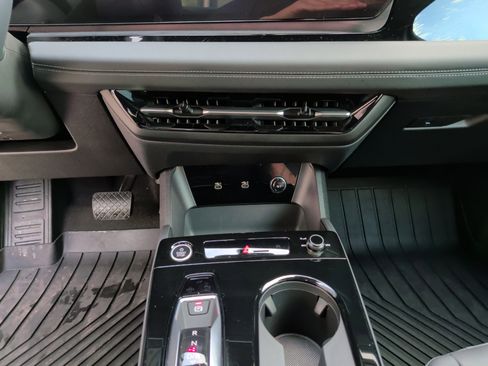 Used 2025 Audi Q6 e-tron Premium w/ Convenience Package image 28