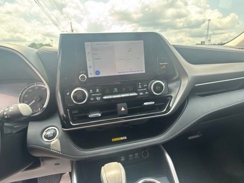 Used 2023 Toyota Highlander XLE AWD/4WD image 22