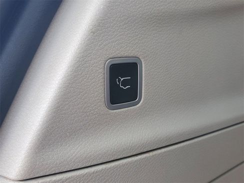 Used 2017 Chrysler Pacifica Touring image 7